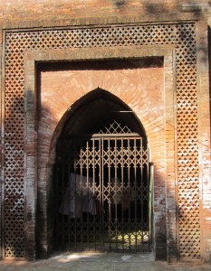 মসজিদের পূর্ব দিকের একটি অলংকৃত দরজা।