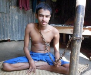 সকাল হলেই ঘরের মধ্যে শিকল দিয়ে এভাবে বেঁধে রেখে লোকের বাড়িতে কাজে যেতে হয় সোহেলের মায়ের