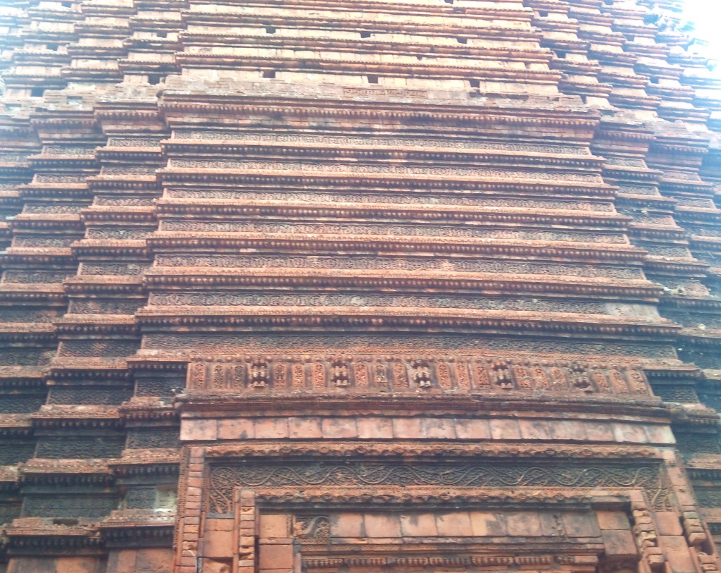 অনিন্দ্যসুন্দর কারুকাজ সমৃদ্ধ মঠের এর বাইরের দিক।