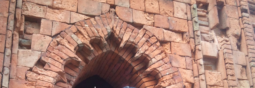 পরপর ইট সাজিয়ে তৈরি করা অযোধ্যা মঠ/কোদলা মঠের প্রবেশ পথ।