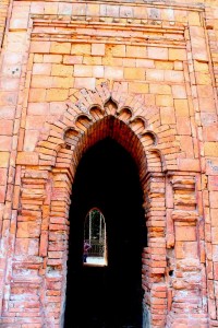 পরপর ইট সাজিয়ে তৈরি করা মঠের প্রবেশ পথ