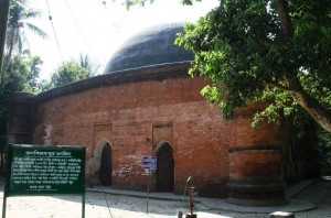 বাংলাদেশের সর্ববৃহৎ এক গুম্বজ বিশিষ্ট মসজিদ: রণবিজয়পুর মসজিদ।