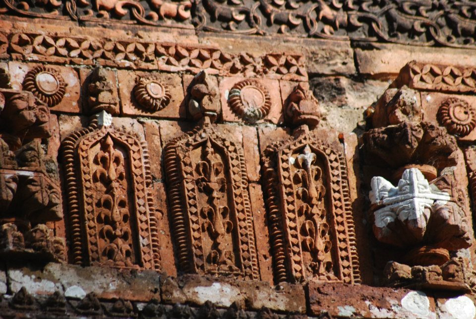 অনিন্দ্যসুন্দর কারুকাজ সমৃদ্ধ মঠের এর বাইরের দিক