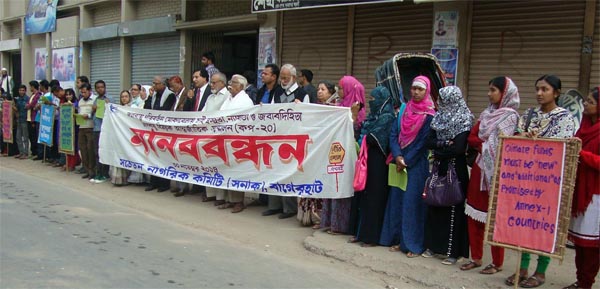 BAGERHAT-Pic-(30-11-14)TIB-Human-Chain